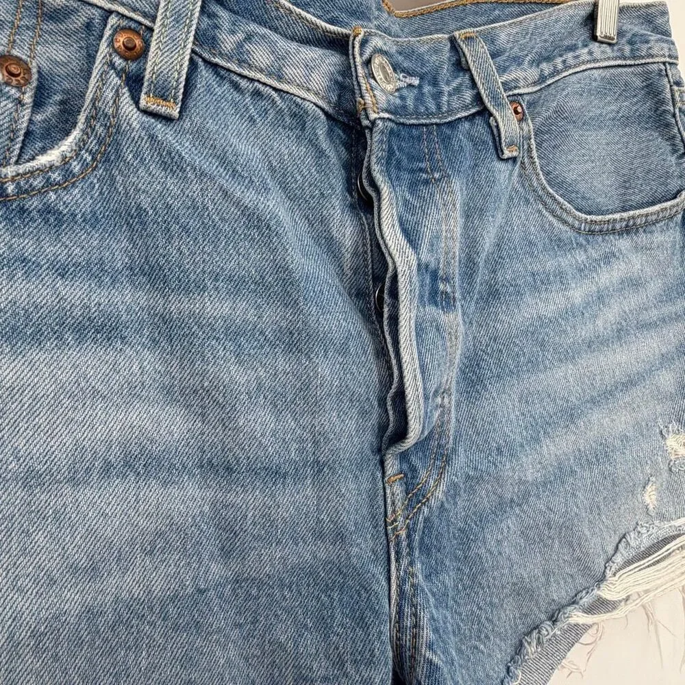 Levi’s blue button